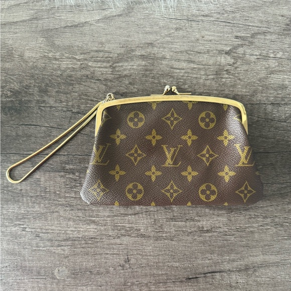 LV Marais Kisslock Wristlet Pouch โจ - Picture 4 of 5